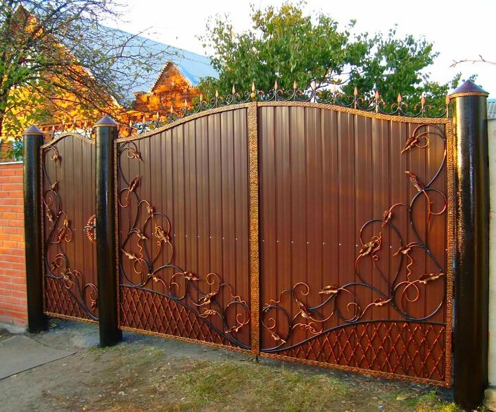 Кованые ворота с калиткой с орнаментом